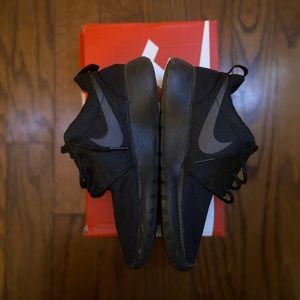 NIKE WMNS ALL BLK ROSHE